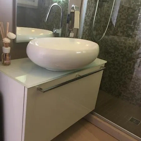 Moderno Con Ampia Terrazza *