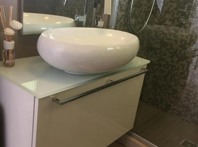 Moderno Con Ampia Terrazza *