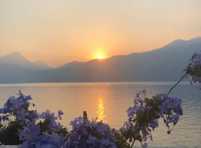 Moderno Con Ampia Terrazza * Castelletto di Brenzone