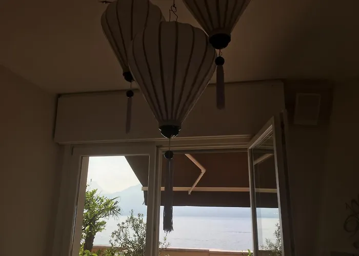 Moderno Con Ampia Terrazza *