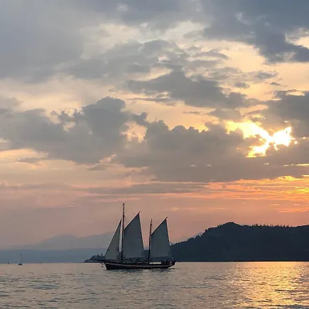 Moderno Con Ampia Terrazza *